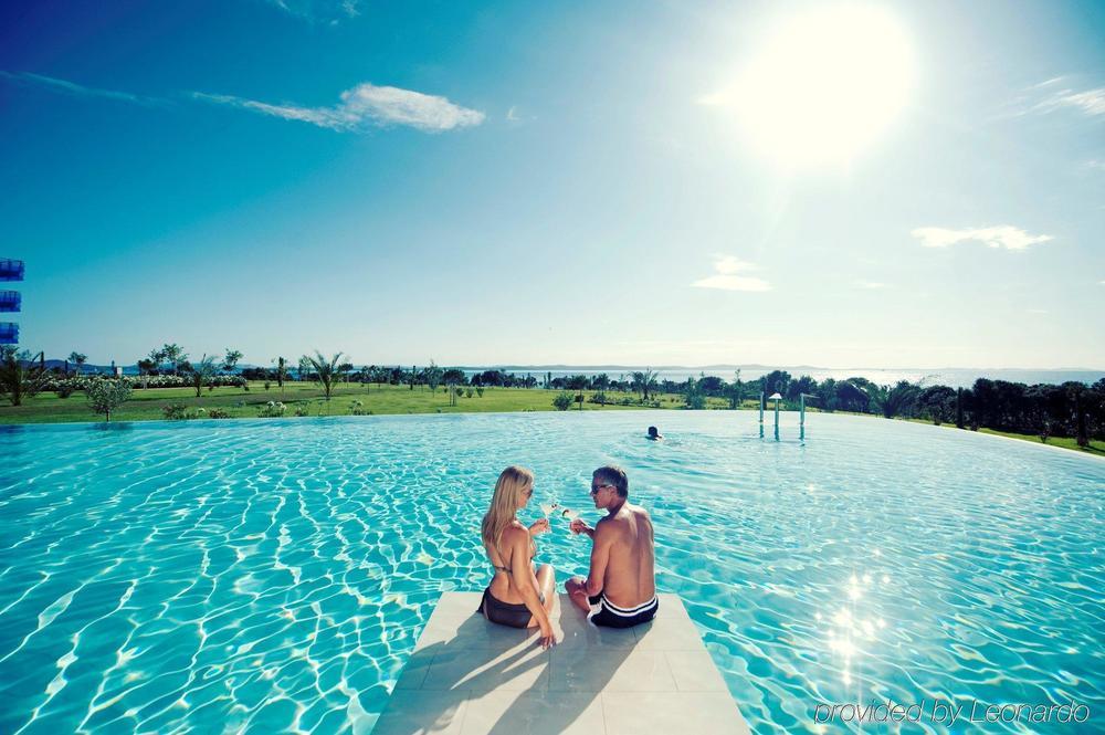 Falkensteiner Family Hotel Diadora Petrčane Exterior foto Infinity pool