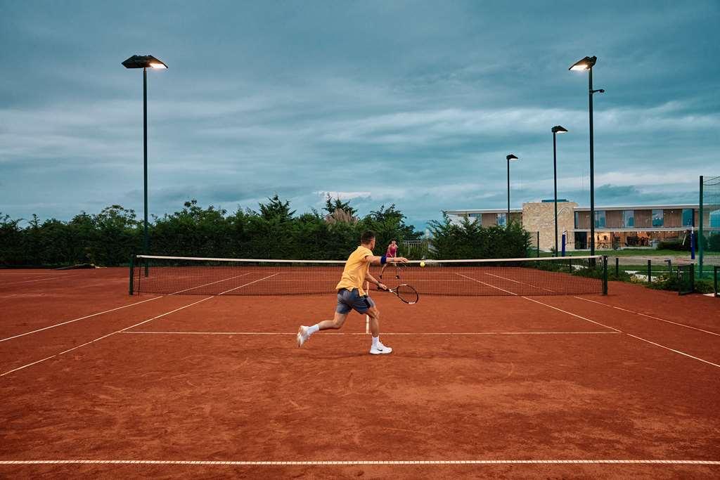 Falkensteiner Family Hotel Diadora Petrčane Facilidades foto Tennis player on a clay court