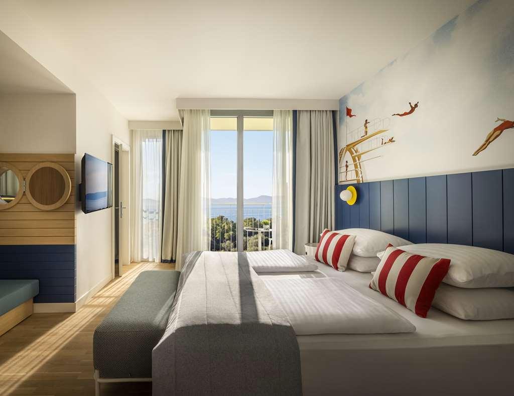 Falkensteiner Family Hotel Diadora Petrčane Habitación foto Family room